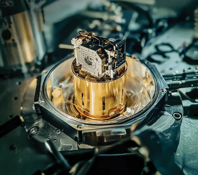 Compact microcavity platform enabling vibration-resistant, high-finesse cavity experiments with turnkey control and flexible signal collection.